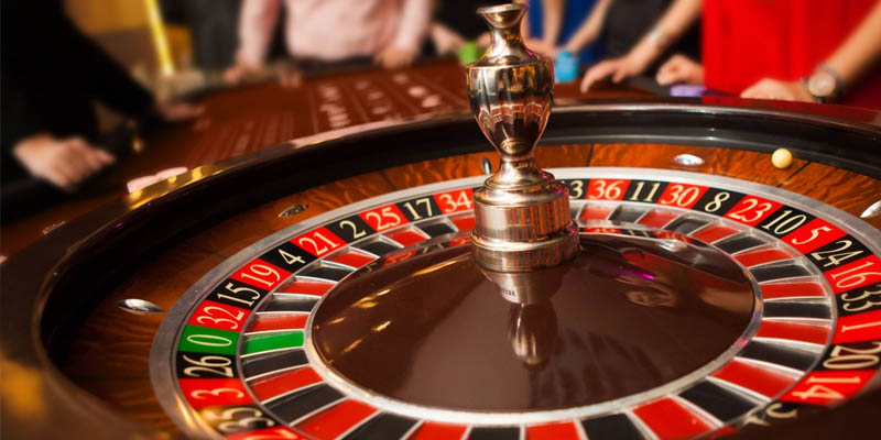 Đội ngũ dealer xinh đẹp cùng những sòng bài hấp dẫn khiến người chơi không thể rời mắt